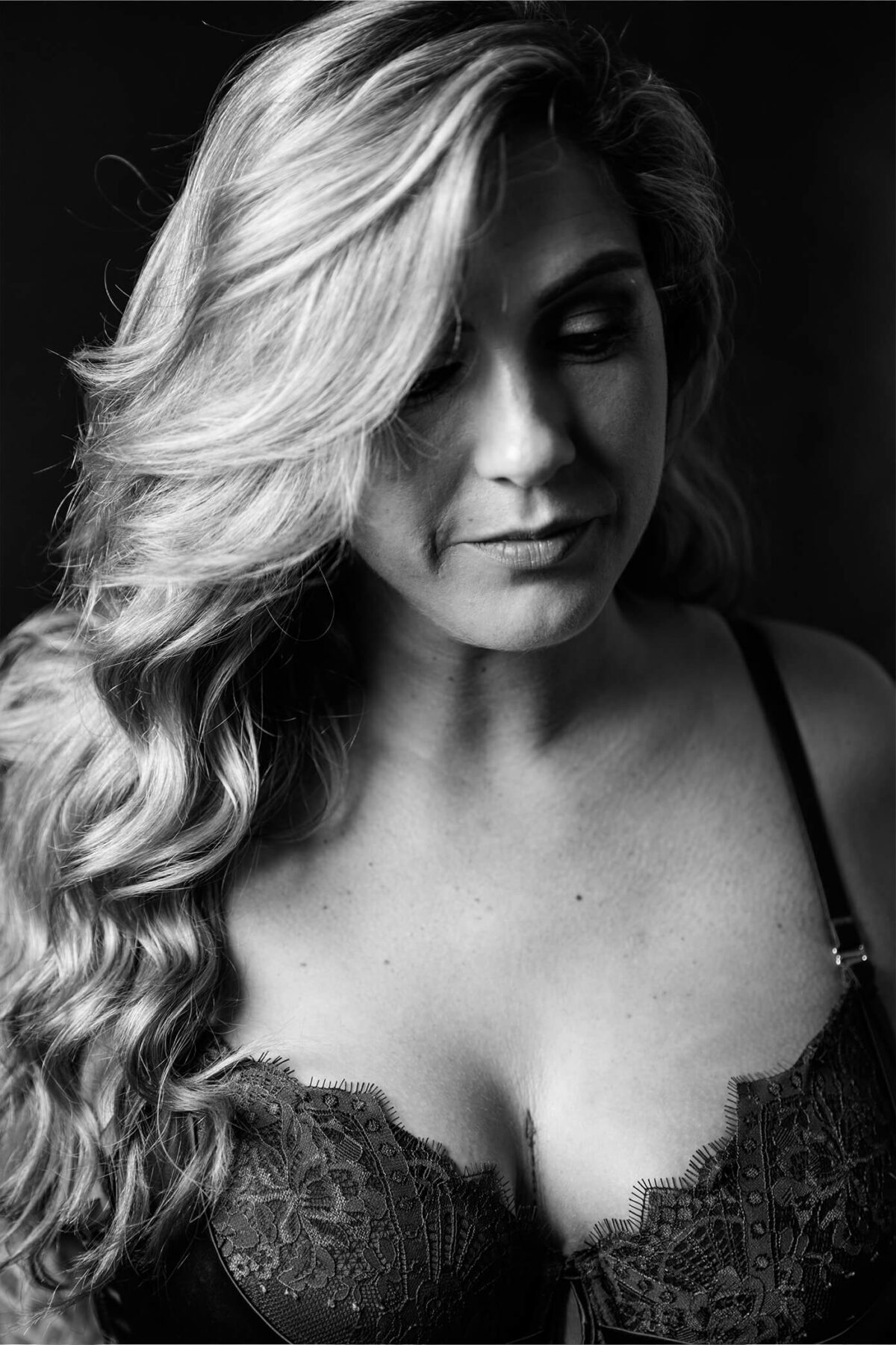 Vrouw in lingerie met kanten kimono tijdens een boudoirshoot