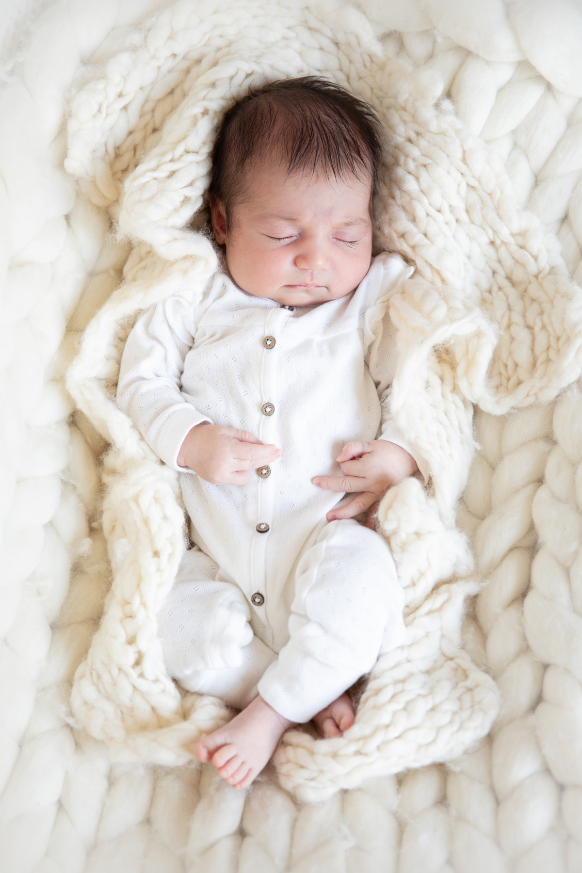 Pasgeboren baby liggend op een zachte deken