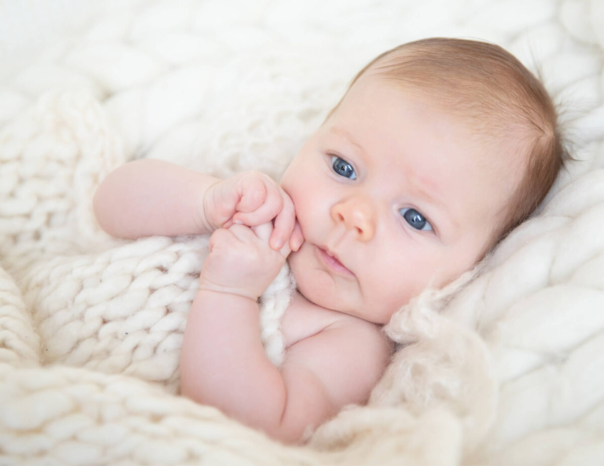 Baby liggend op een zachte deken
