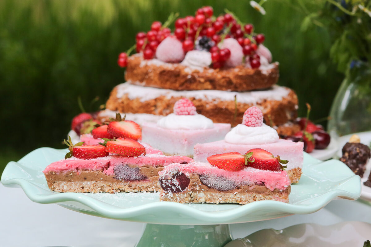 Detailfoto van een feestelijke taart met vers fruit