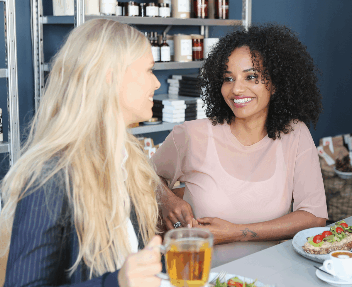 2 vrouwen aan het lunchen