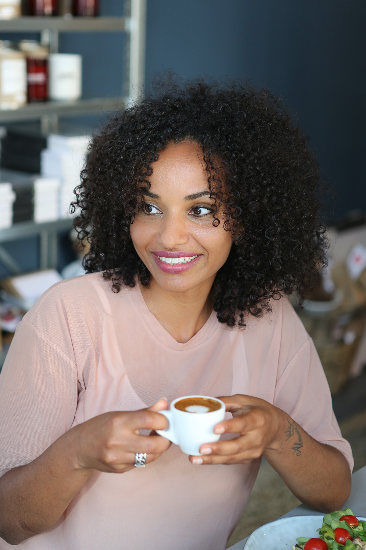 portret van vrouw die koffie drinkt