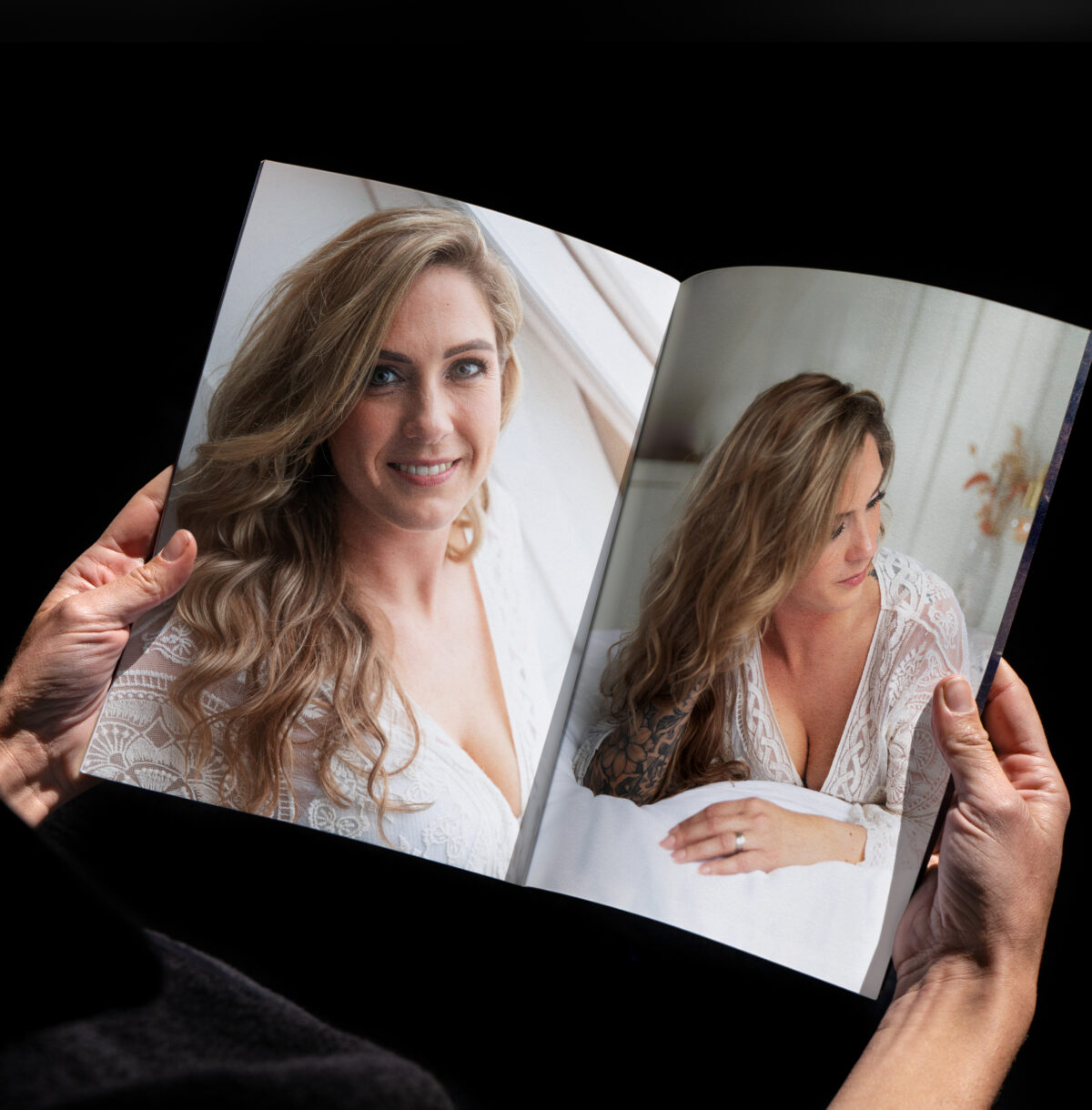 Boekje met foto's van een vrouw die een boudoirshoot doet