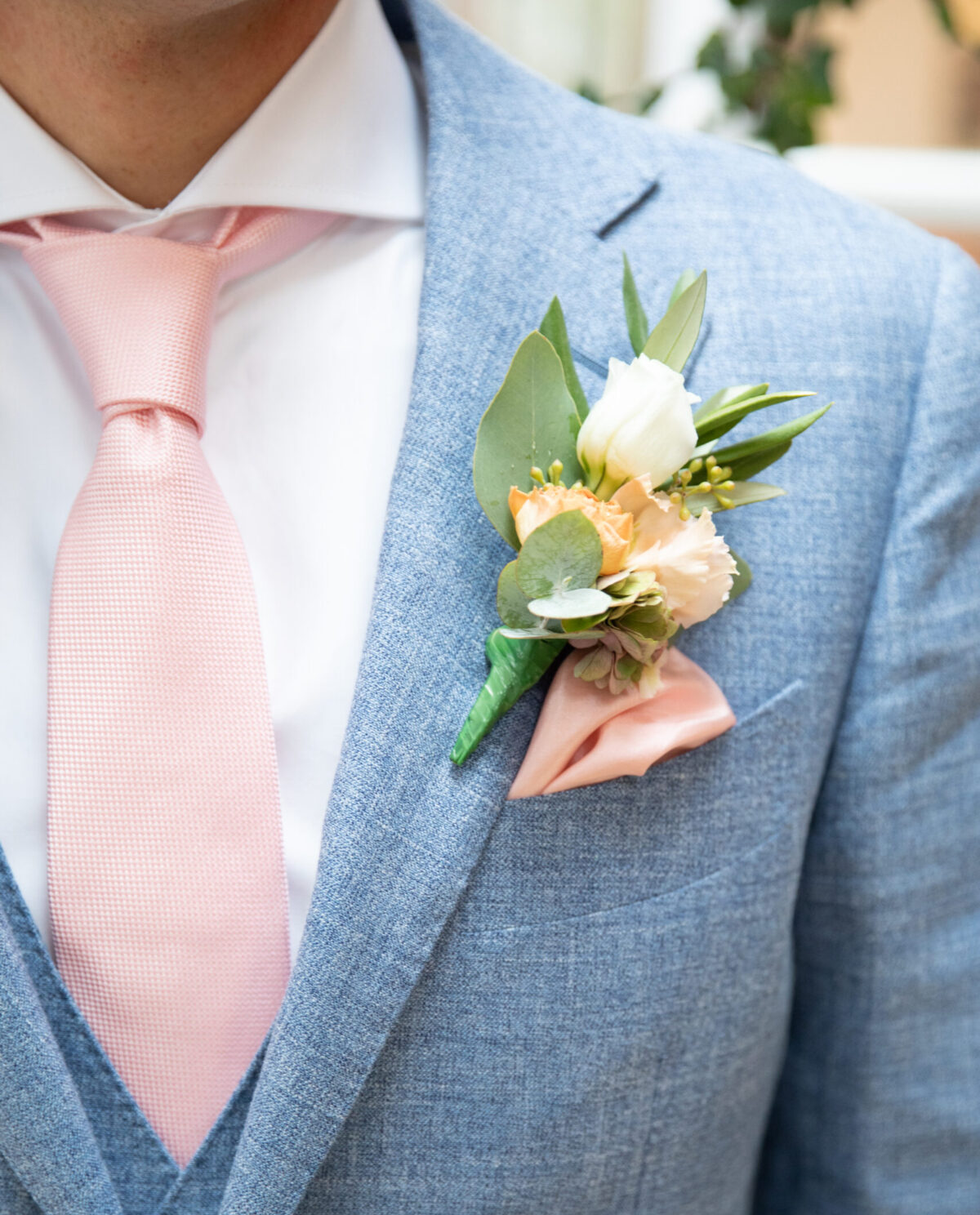 detail foto van bruidegom met corsage