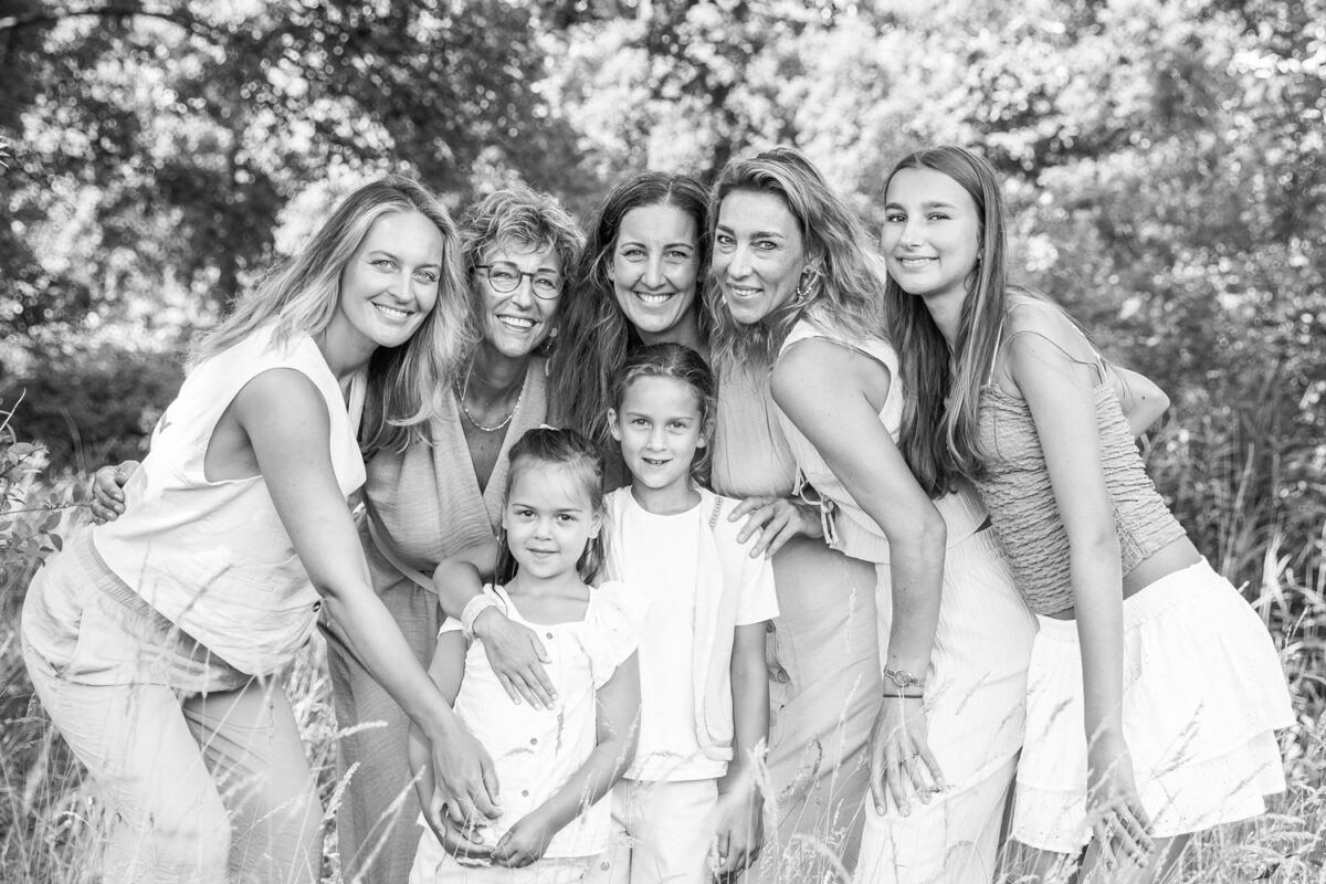 oma dochters en kleindochters fotoshoot in het park