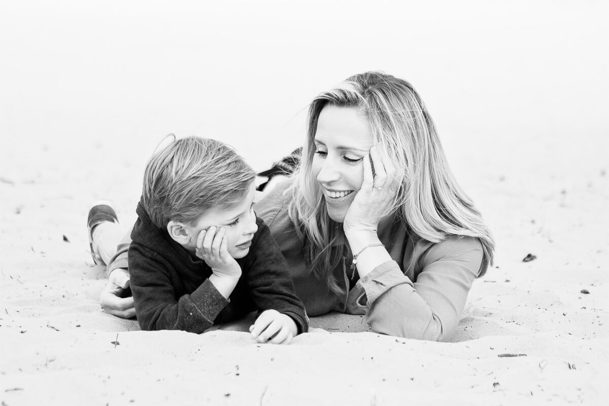moeder en zoon in de soesterduinen