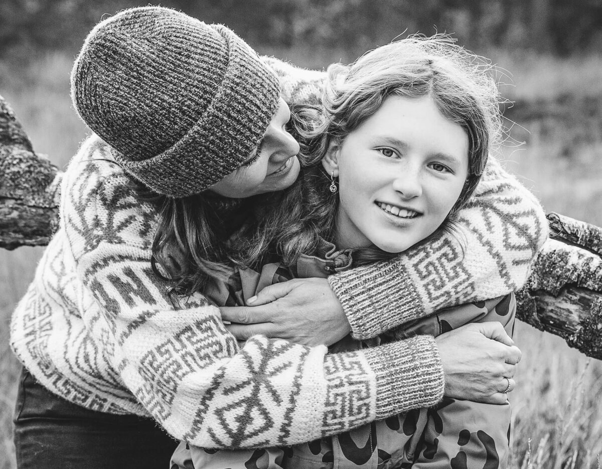 moeder en dochter gefotografeerd in de winter