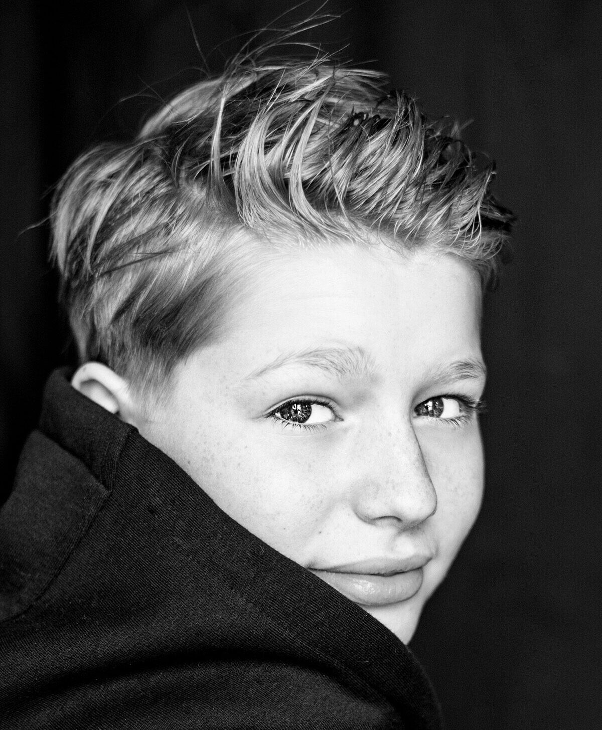 zwart wit portret van een jongen