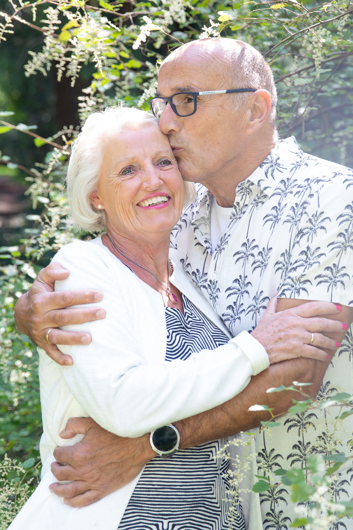oudere man en vrouw knuffelen