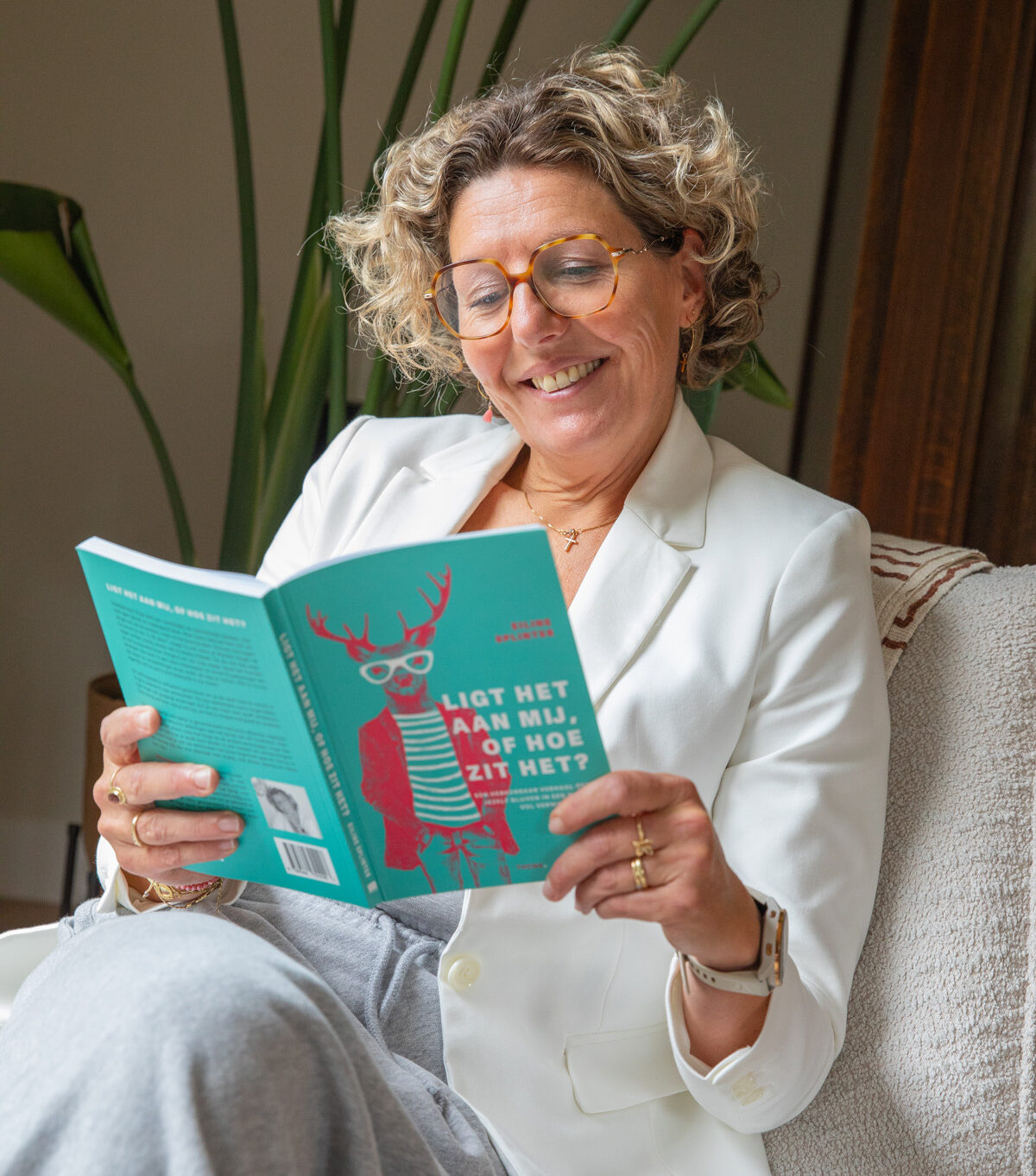 Vrouwelijke ondernemer met boek tijdens personal branding fotoshoot