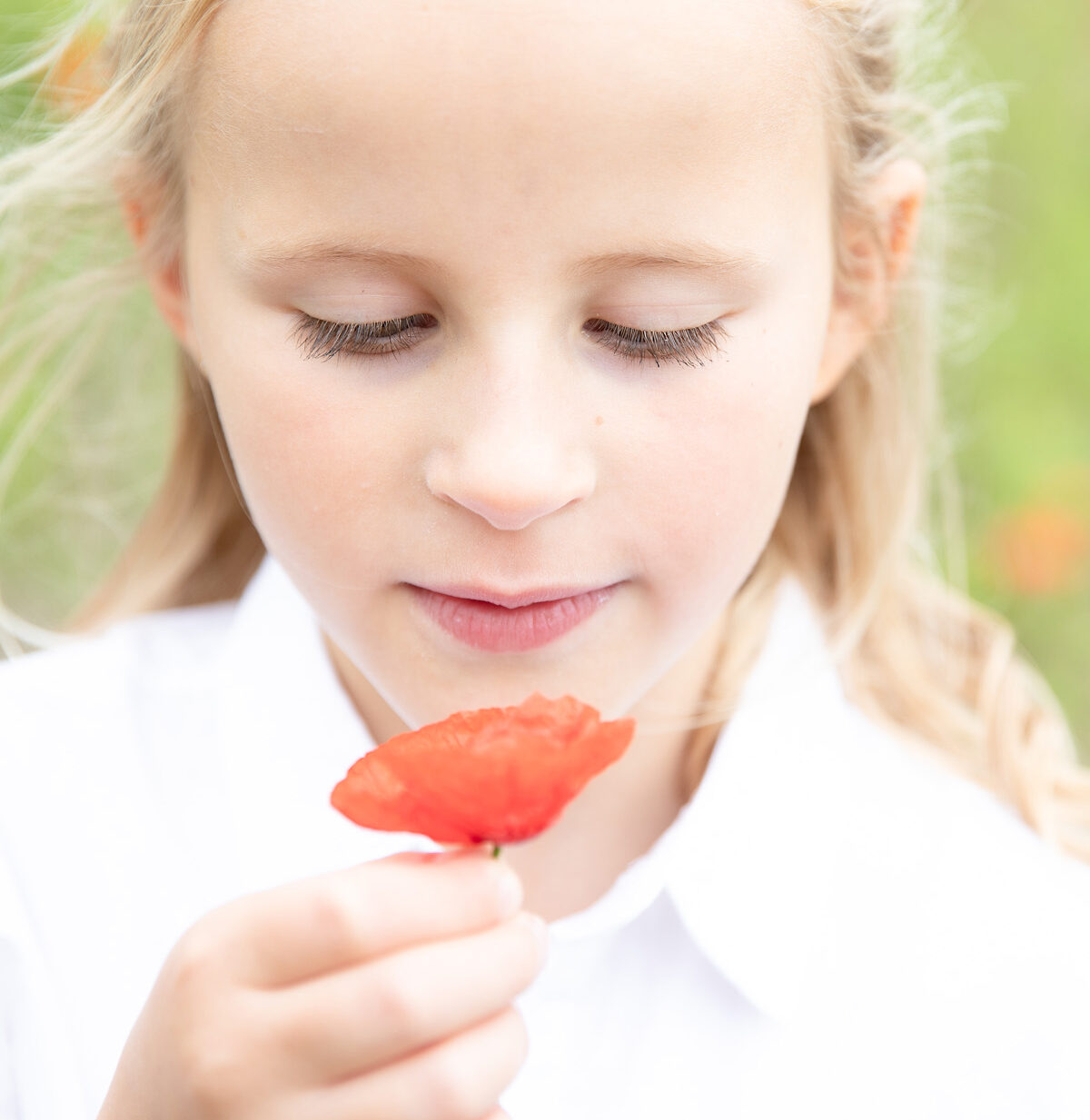 portret van een meisje met bloem buiten