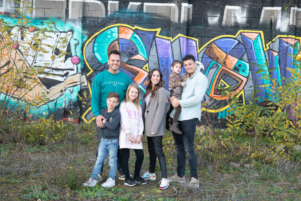 familie fotoshoot voor een graffiti muur