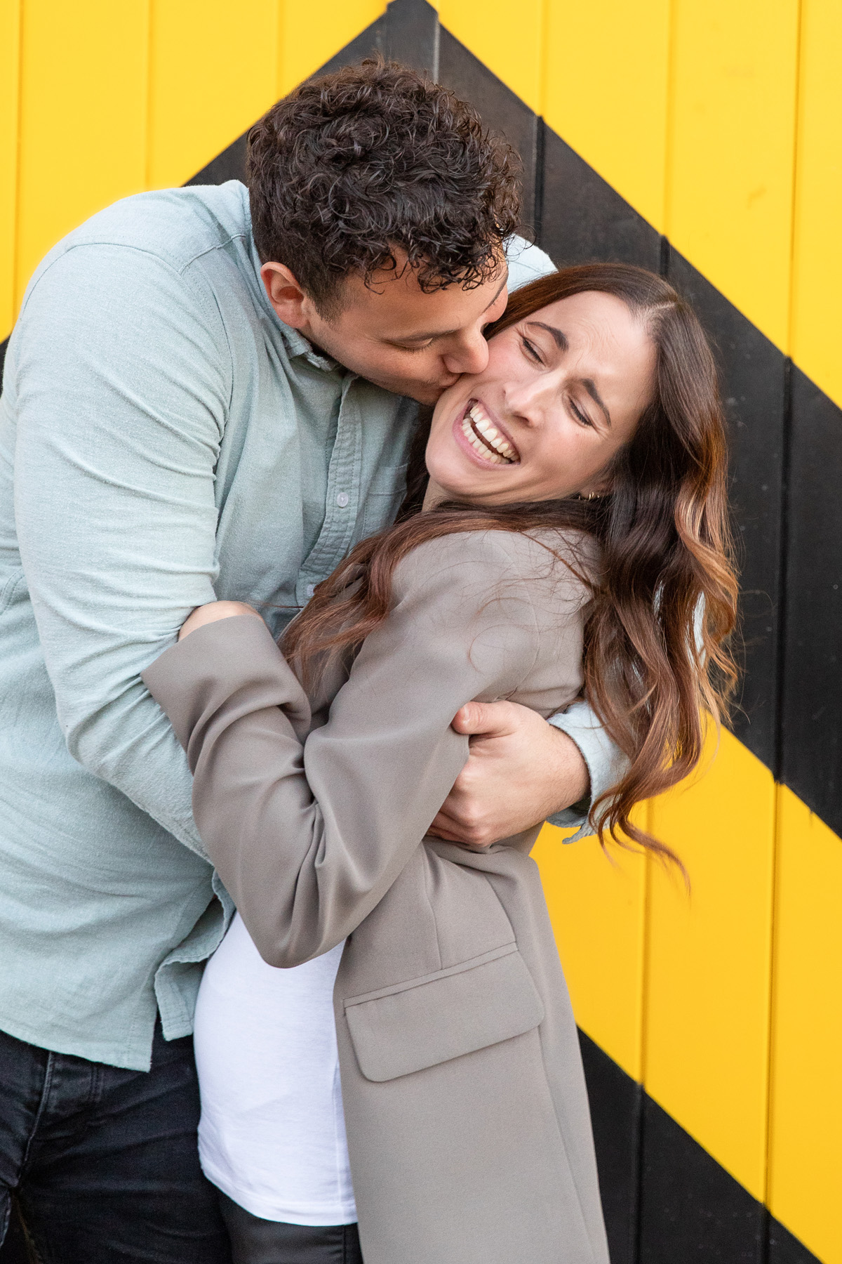 man en vrouw omhelzen elkaar lachend