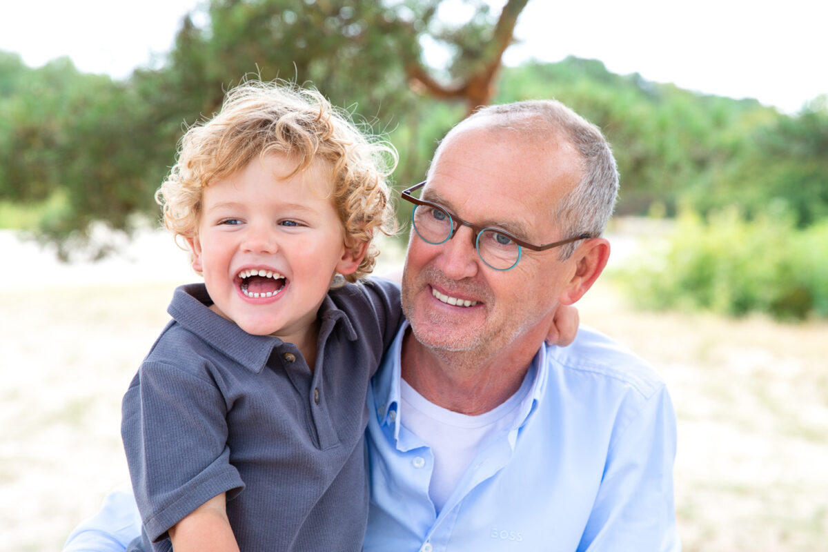 opa met kleinzoon in de soesterduinen