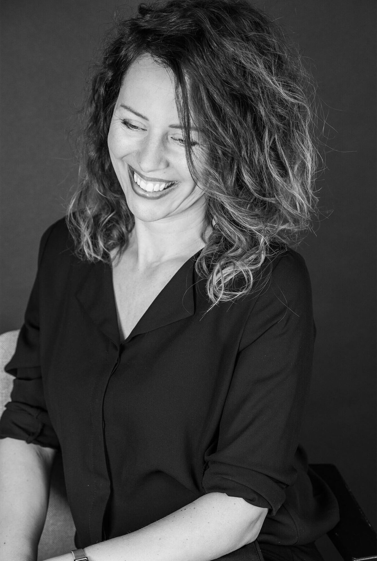 Zwart-wit personal branding portret van een vrouwelijke ondernemer
