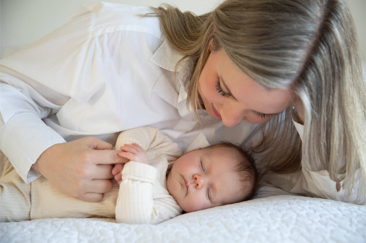 Moeder kijkt liefdevol naar haar pasgeboren baby