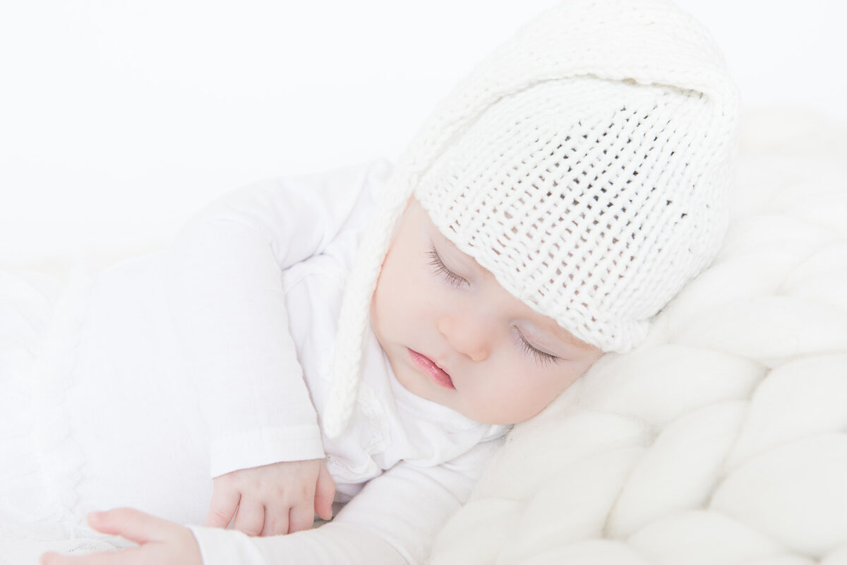 Pasgeboren baby met gebreid mutsje