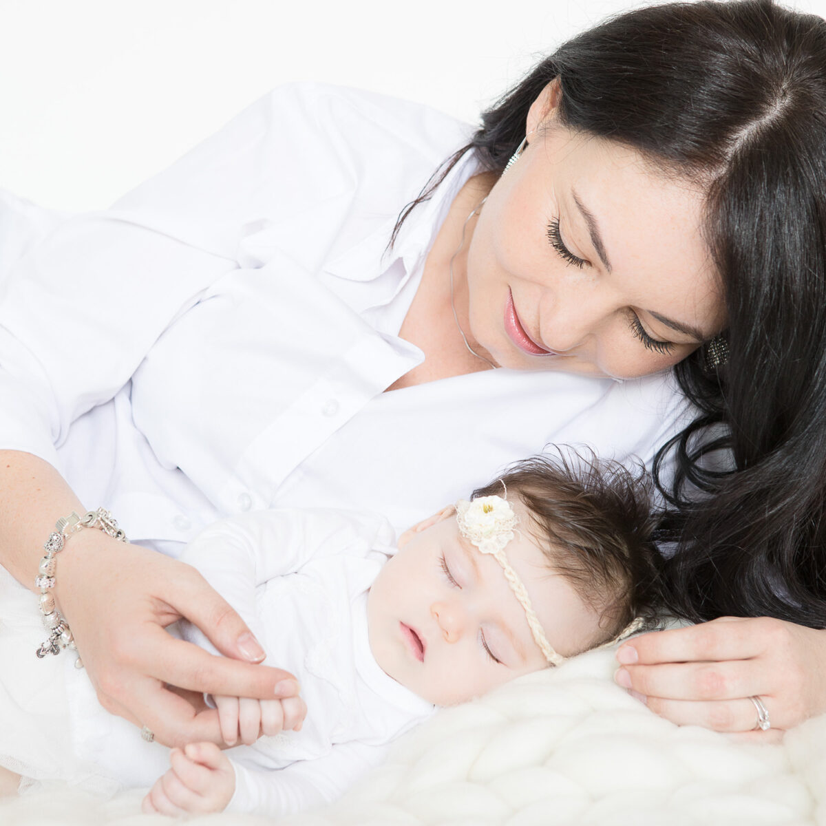 Moeder met slapende pasgeboren baby