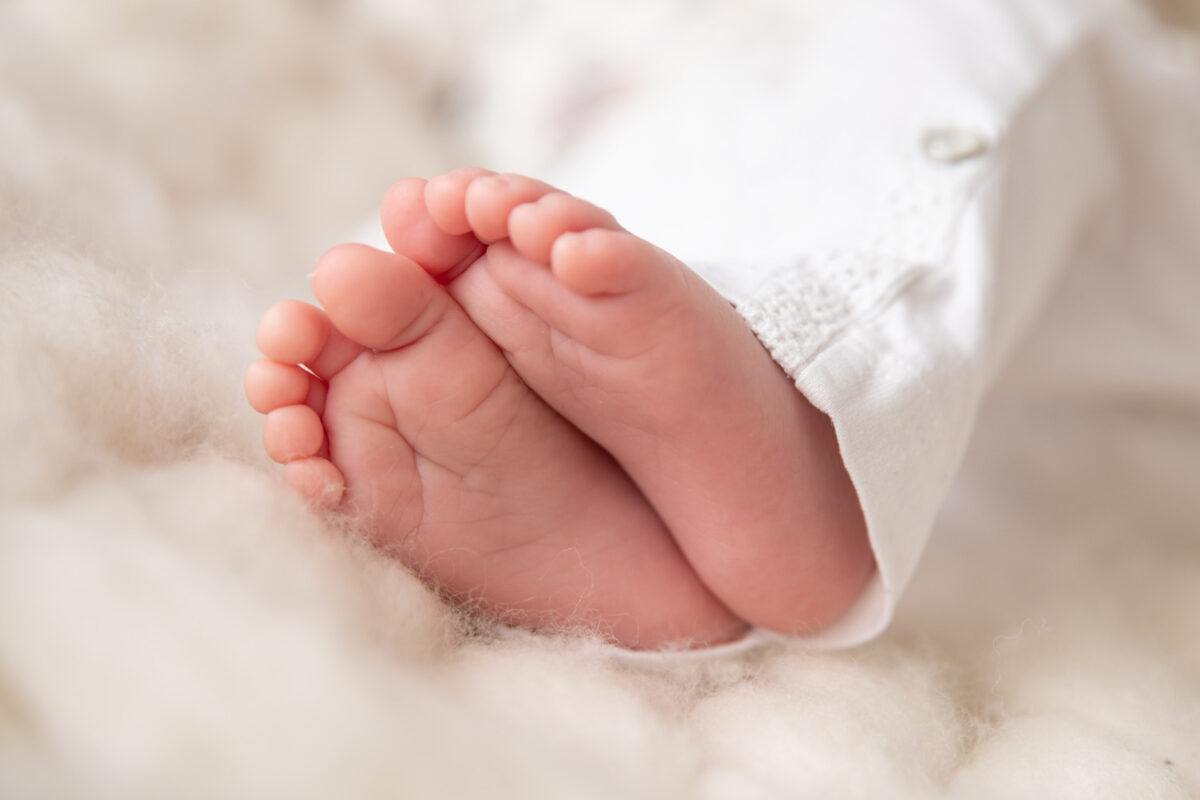 detail foto voetjes van een baby tijdens een babyshoot