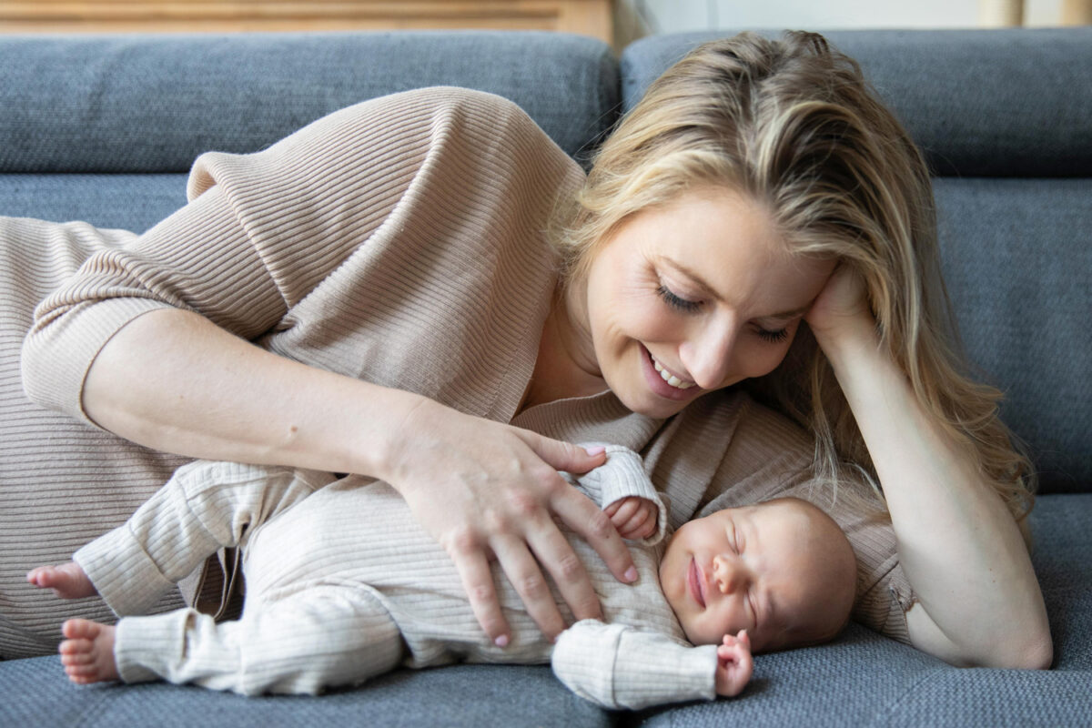 Moeder met haar pasgeboren baby thuis