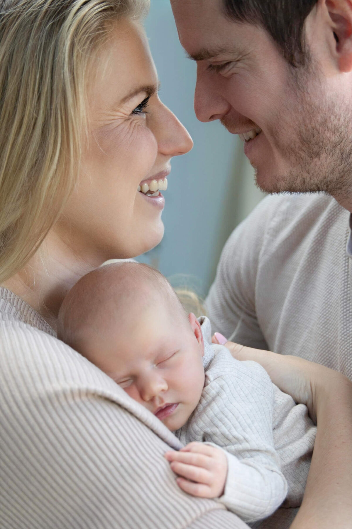 Vader met pasgeboren baby tijdens een liefdevol moment