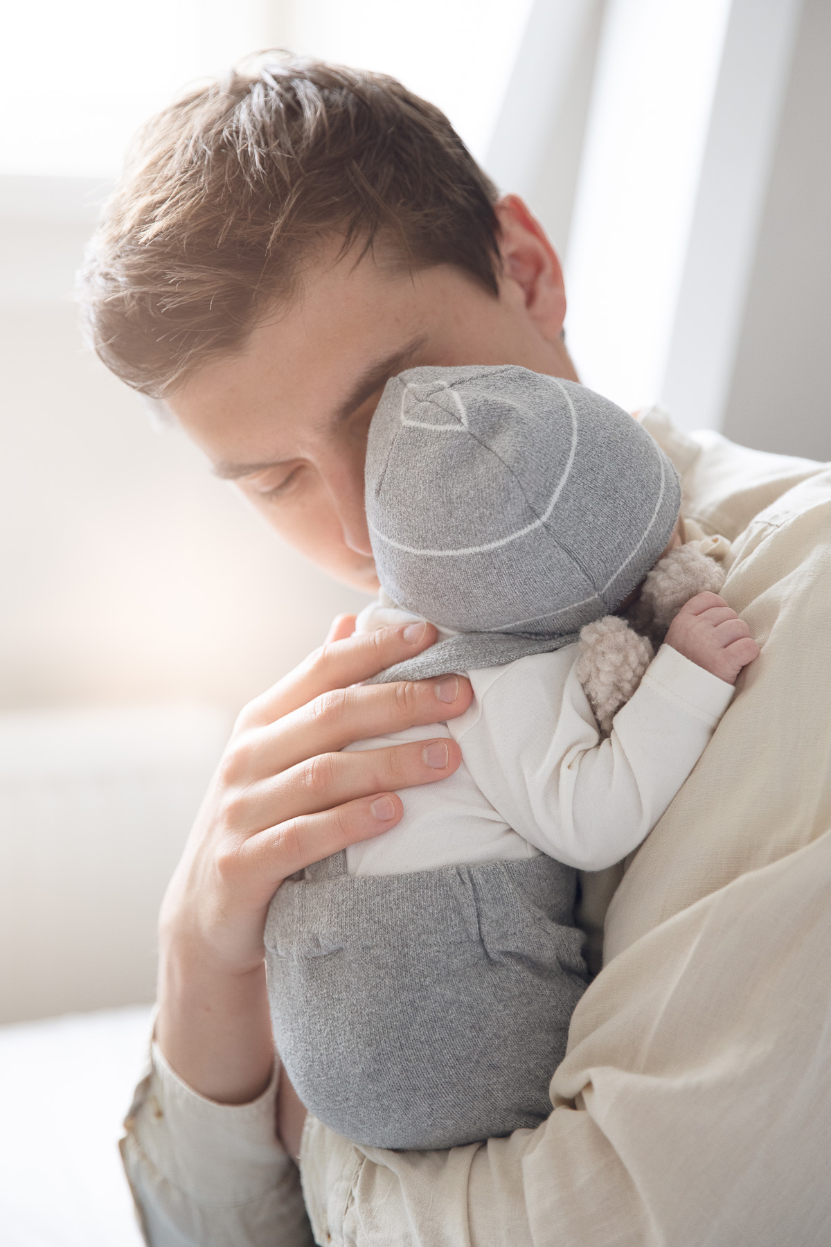 Vader met pasgeboren baby in zijn armen