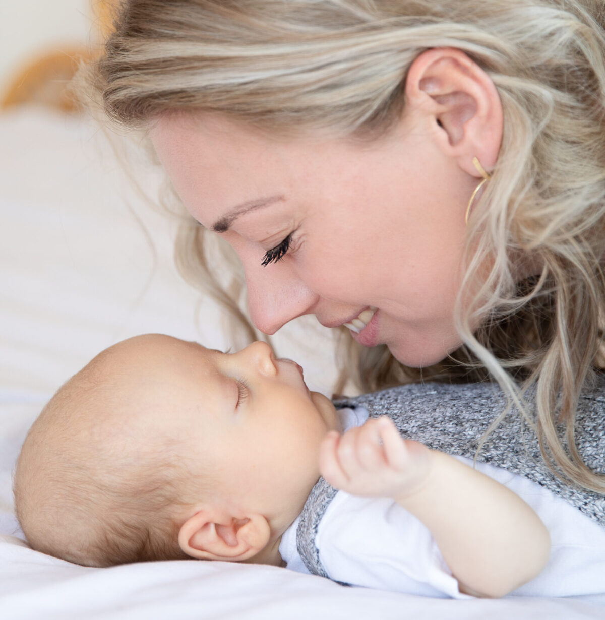 Moeder met slapende pasgeboren baby
