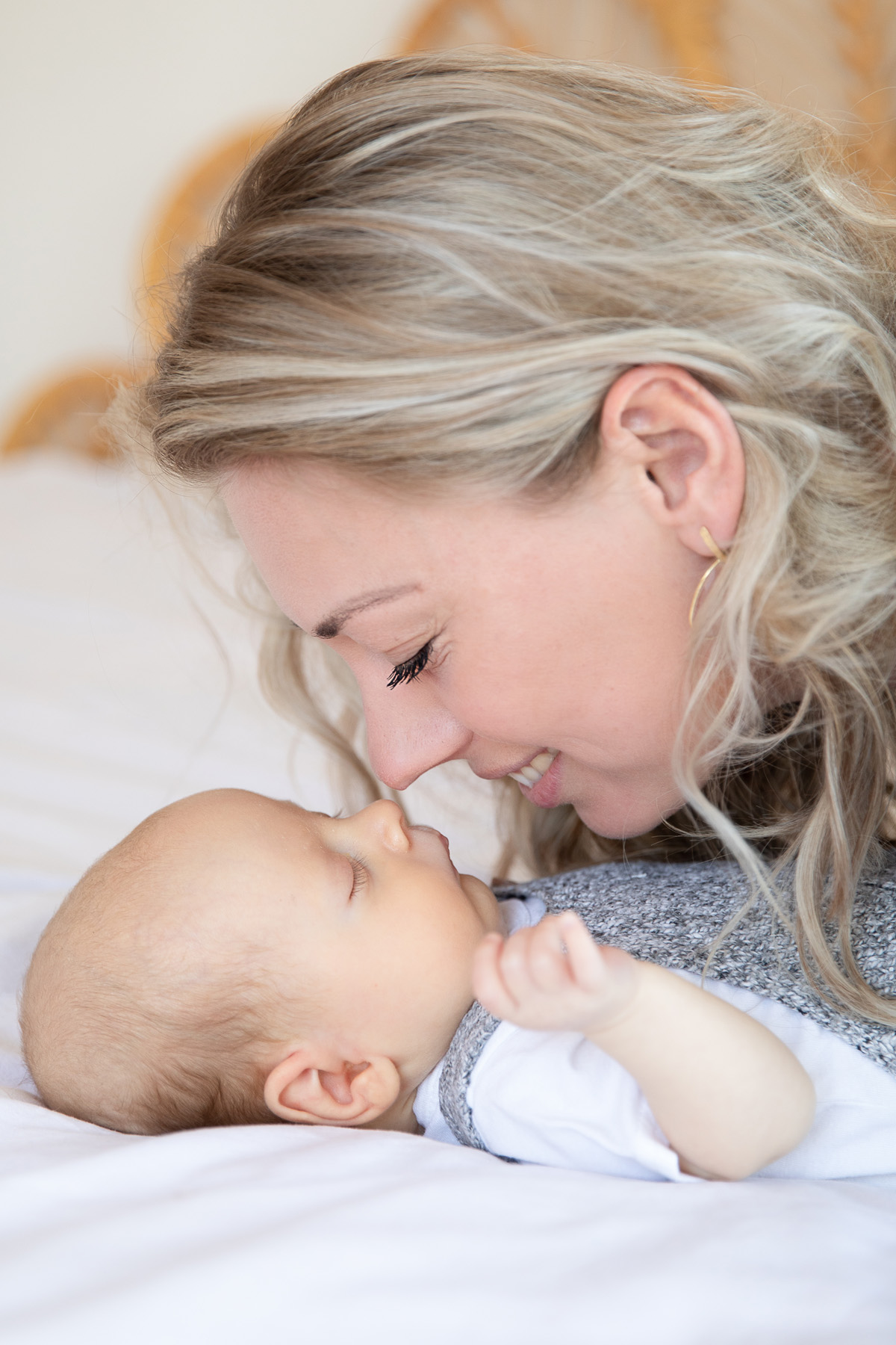 Moeder met haar pasgeboren baby thuis
