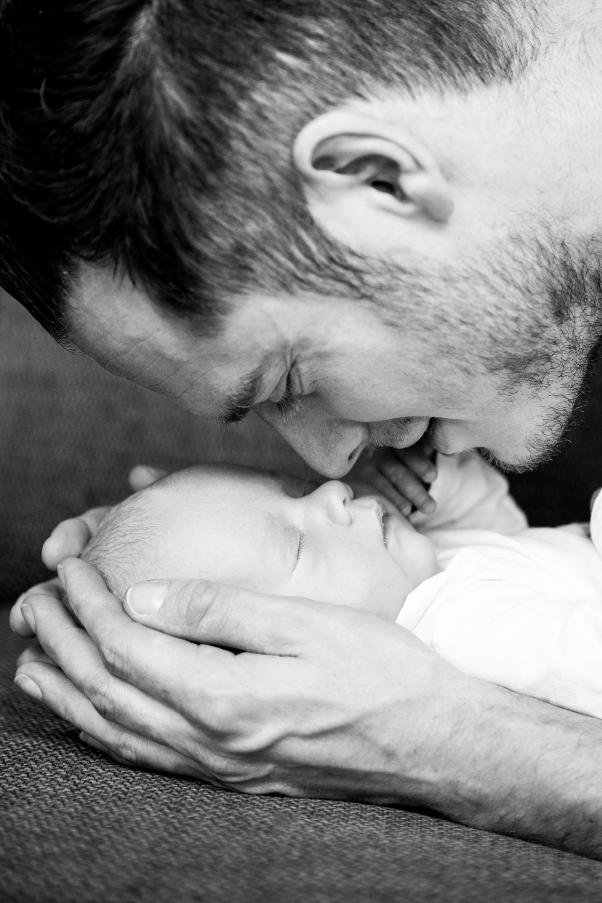Vader met pasgeboren baby tijdens een liefdevol moment