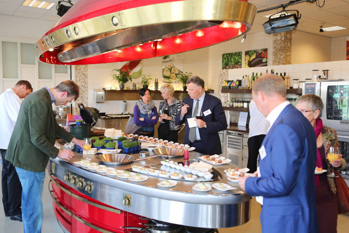 Bedrijfsfotografie van een zakelijk evenement met buffet