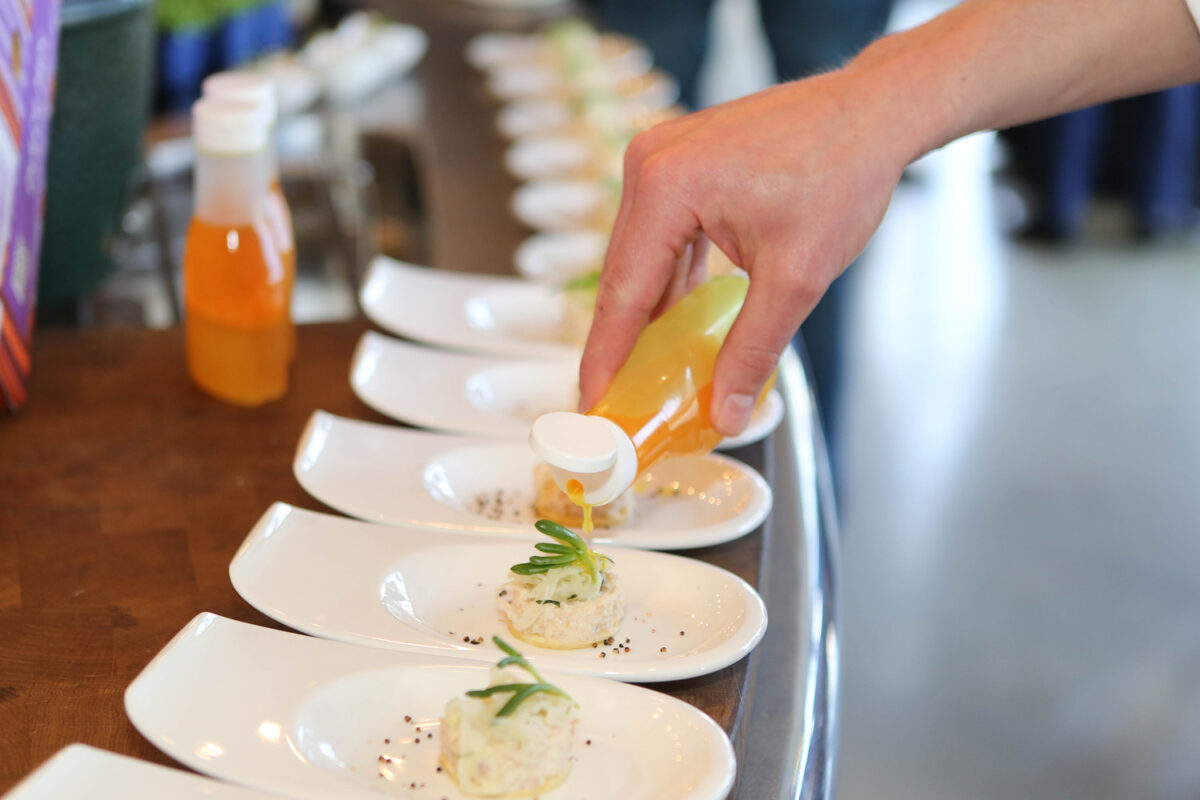 Detailfoto van een buffet tijdens een zakelijk evenement