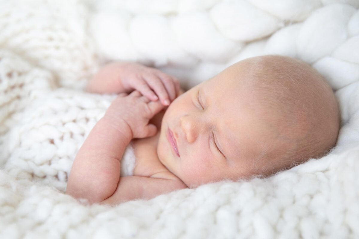 Slapende pasgeboren baby op een zachte deken