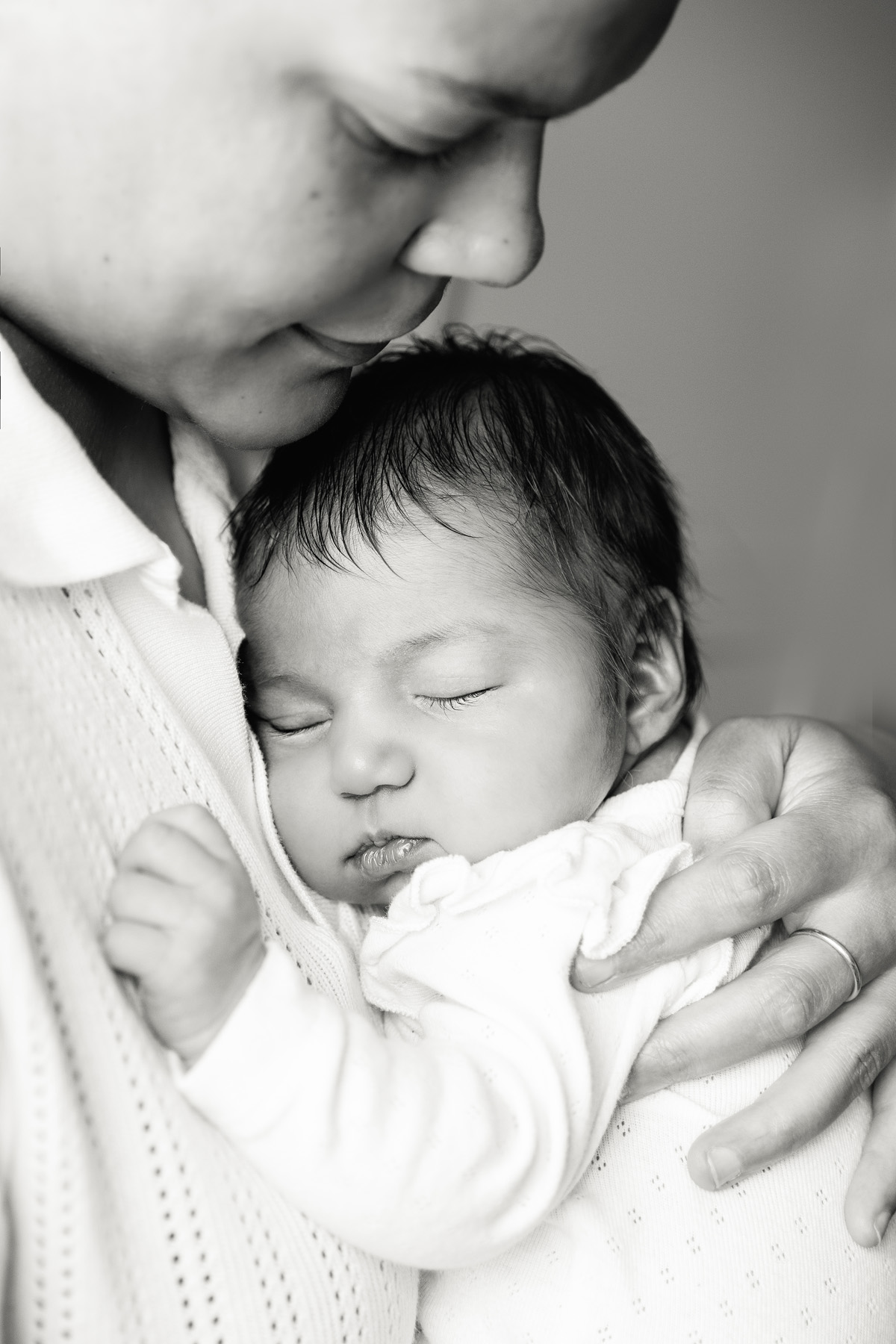 moeder met slapende pasgeboren baby