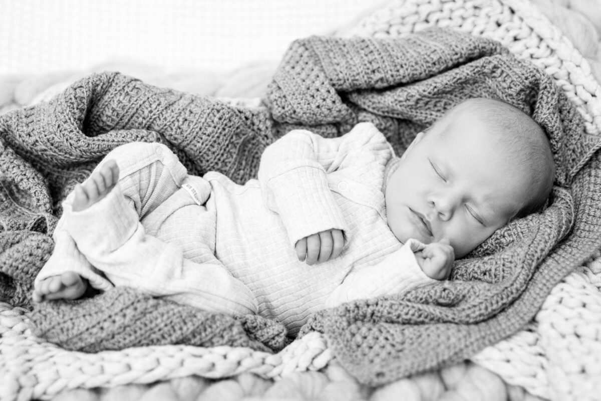 Slapende pasgeboren baby op een zachte deken