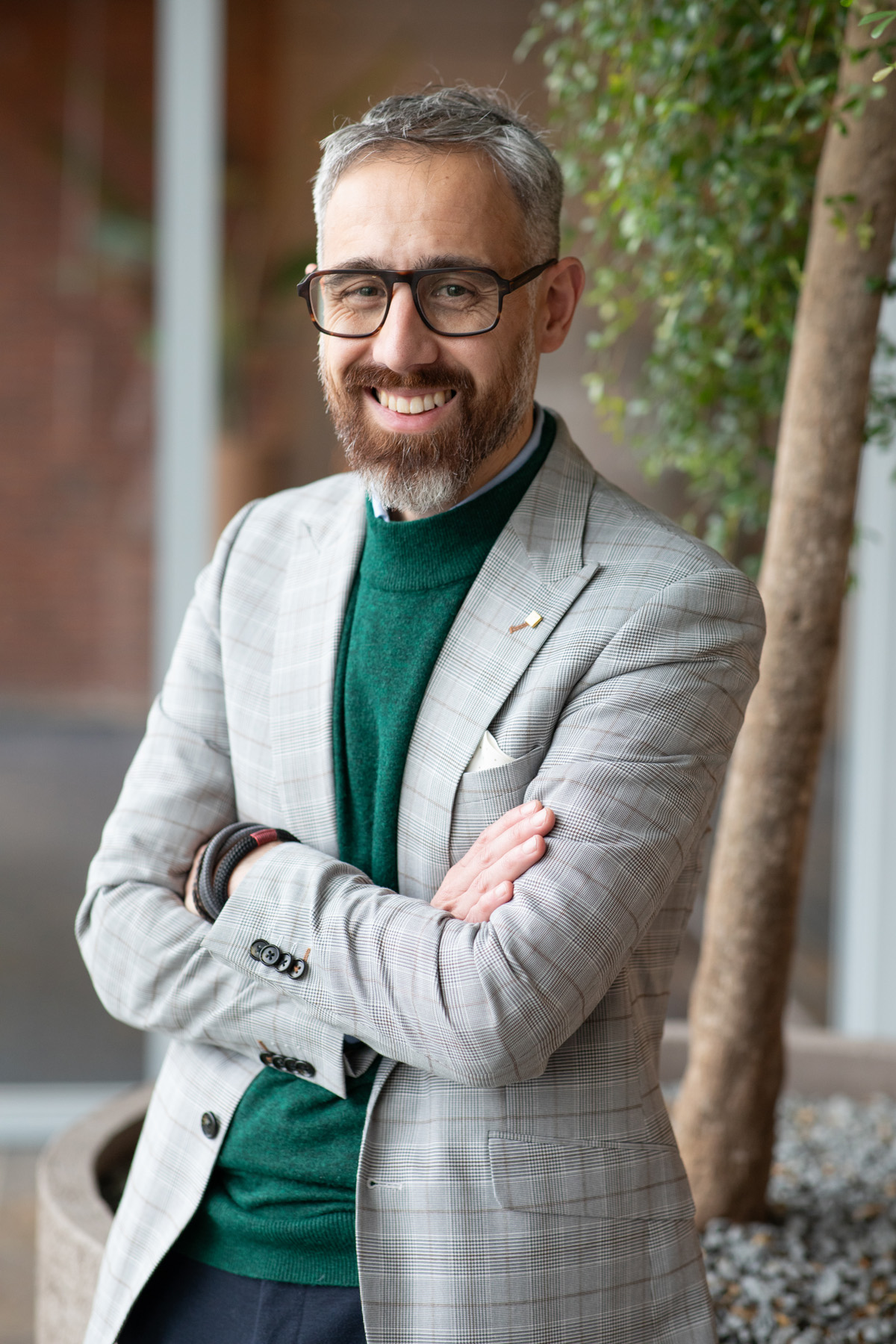 Zakelijk portret van een man op locatie