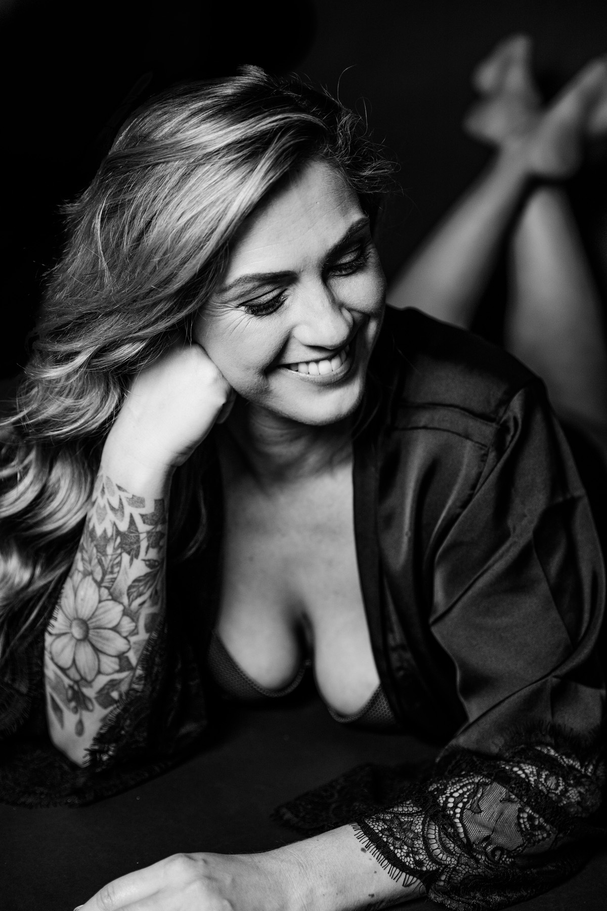 Vrouw in zwarte lingerie tijdens een boudoirfotoshoot