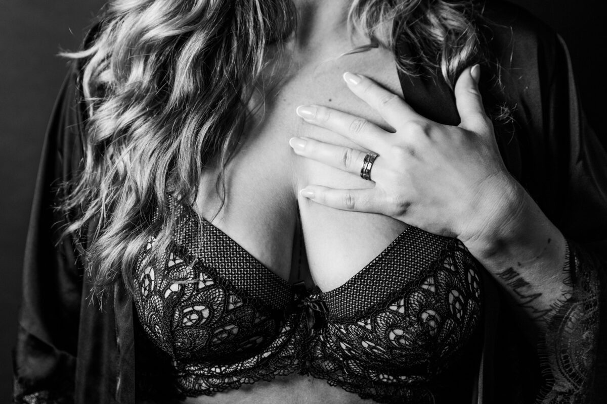 Vrouw in zwarte lingerie tijdens een boudoirfotoshoot
