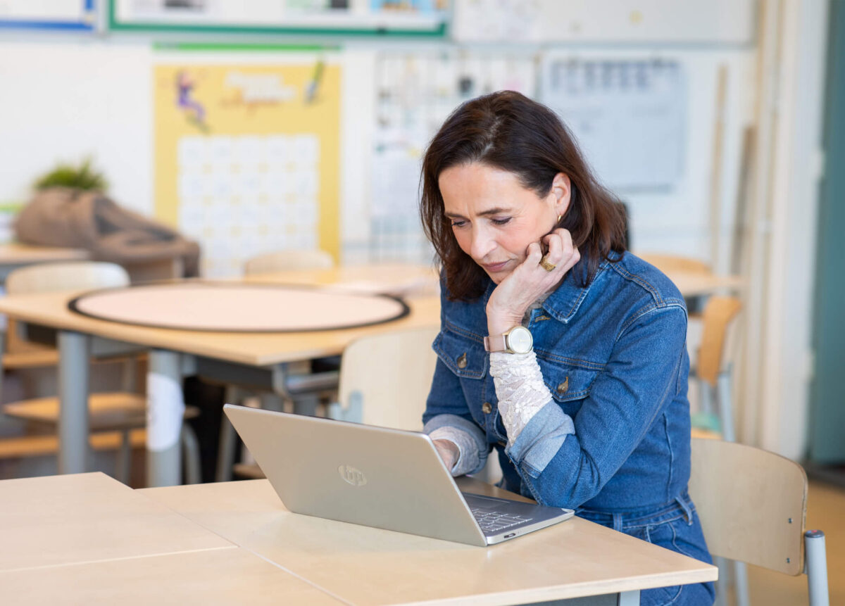 zakelijk portret van een zakenvrouw achter laptop