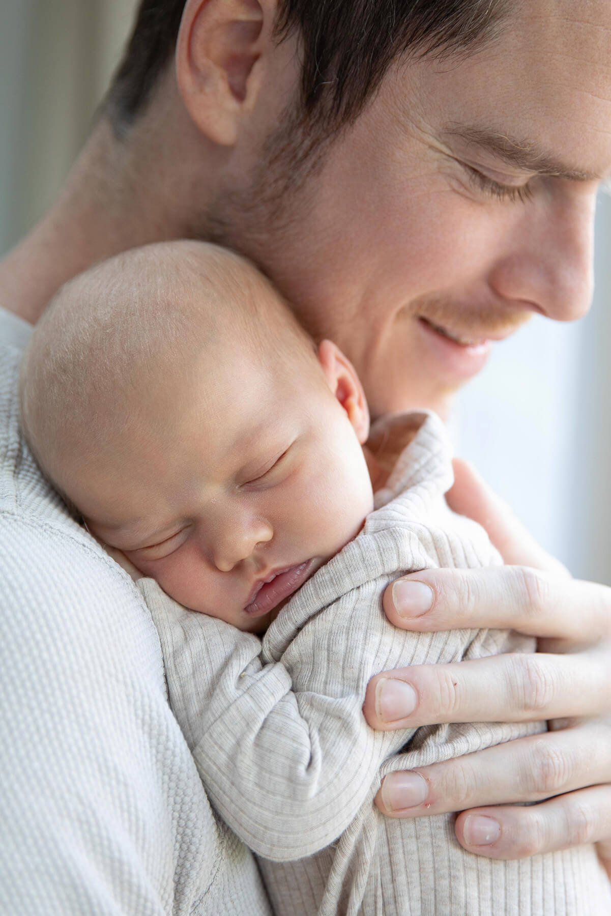 Vader houdt zijn pasgeboren baby vast
