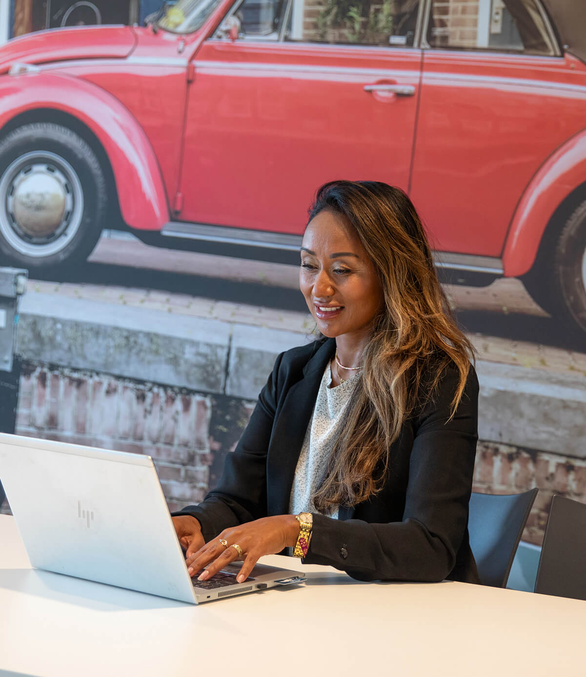 Ondernemer aan het werk met laptop op kantoor