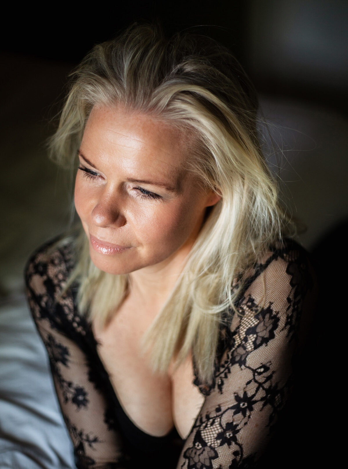 vrouw in kanten lingerie tijdens een boudoirshoot