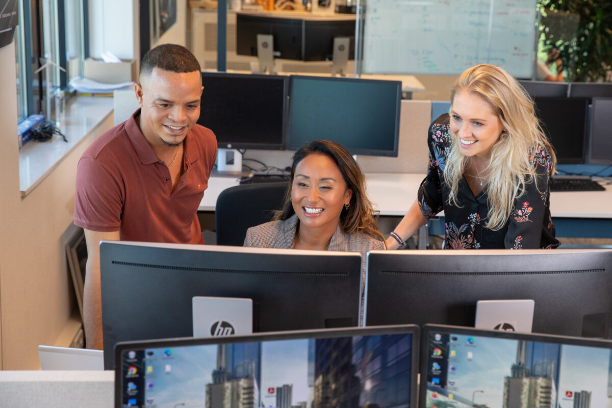 mewerkers op de werkvloer bij een zakelijke fotoshoot
