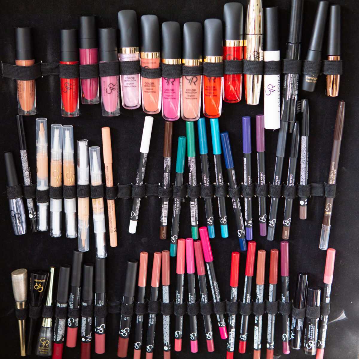 Make-up voor de bruid tijdens de voorbereidingen