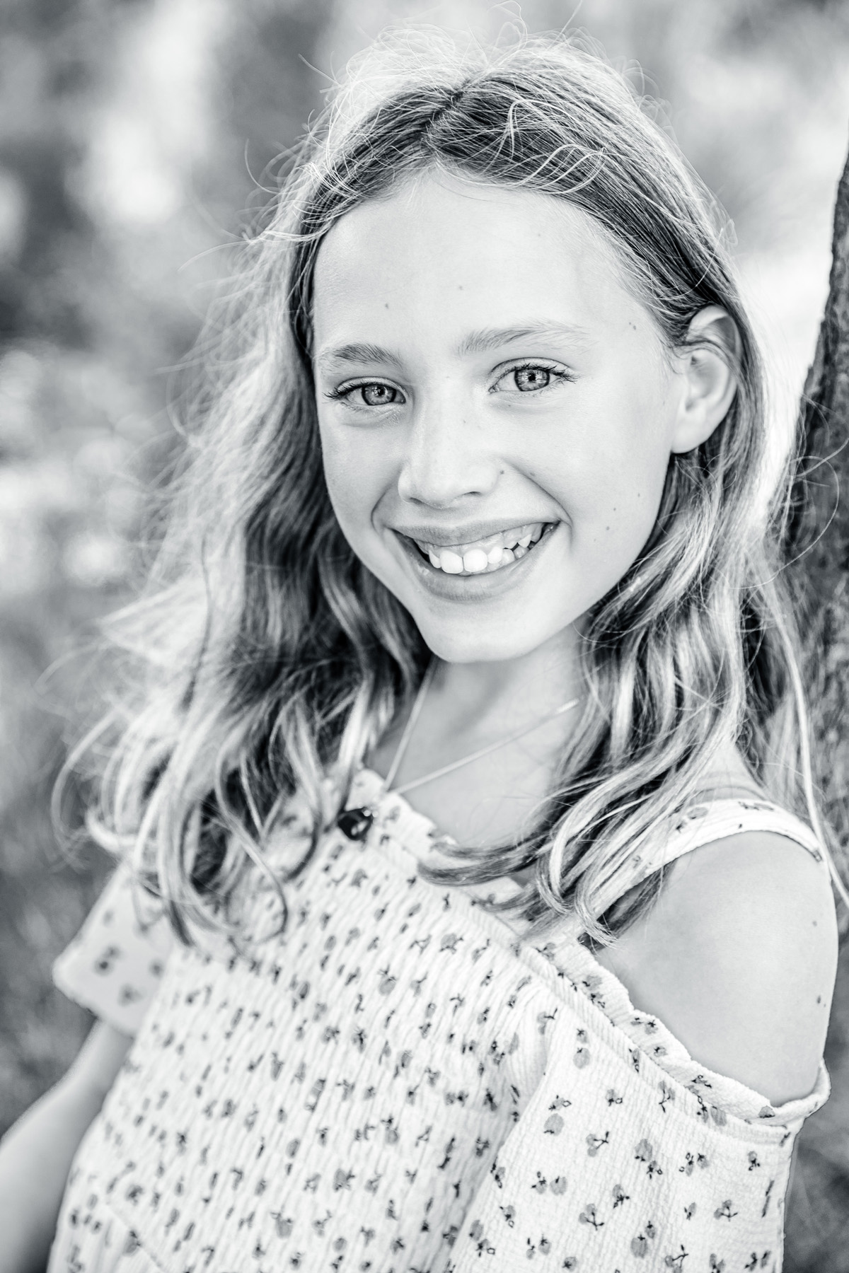 Zwart-wit portret van een meisje buiten