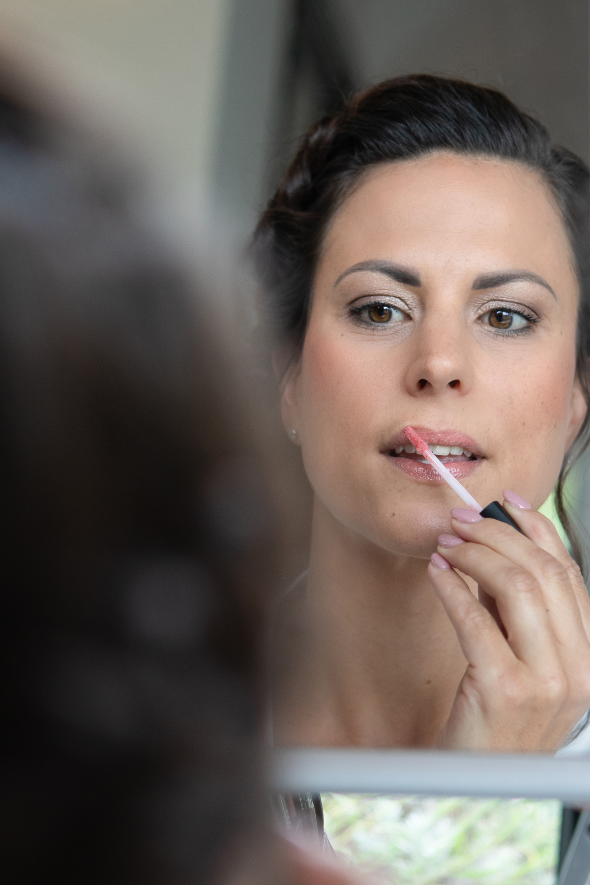 Bruid brengt haar make-up aan tijdens de voorbereidingen