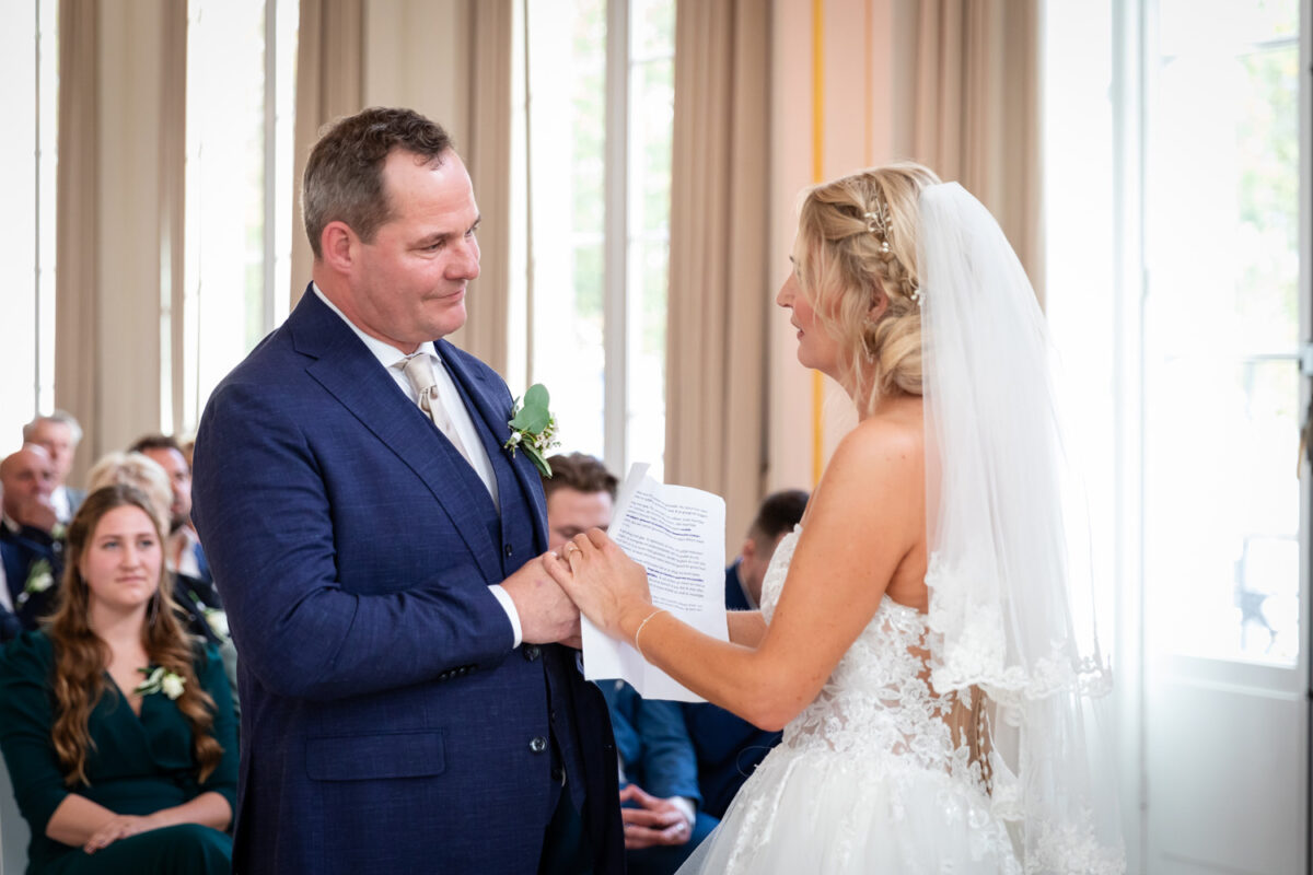 bruidspaar tijdens trouwceremonie