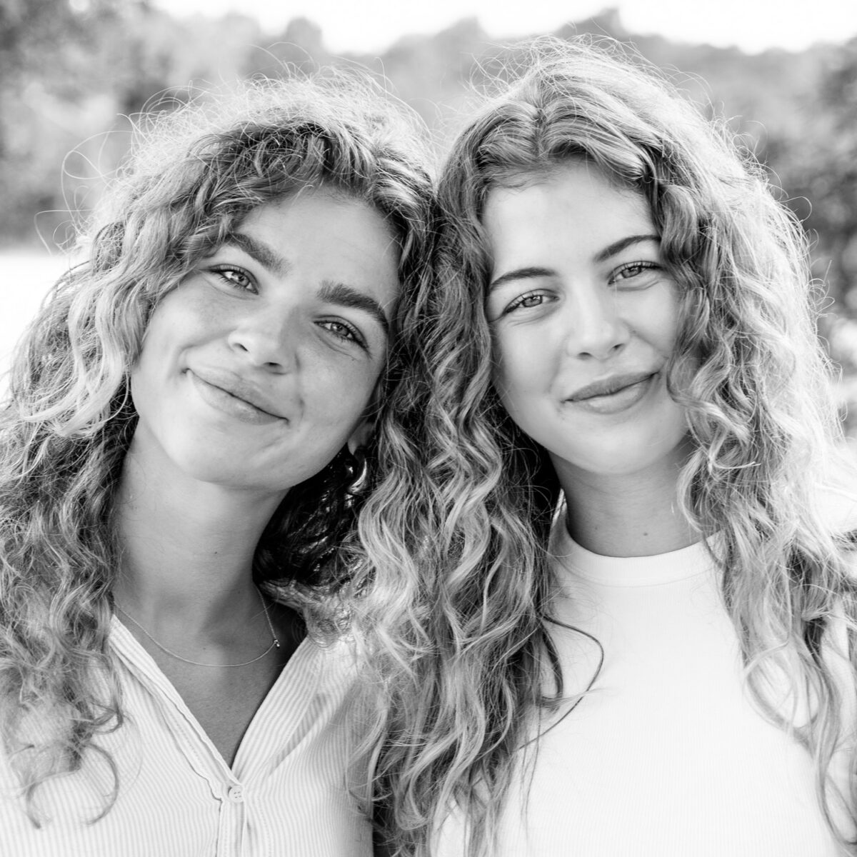 Zwart-wit portret van twee vrouwen met krullen