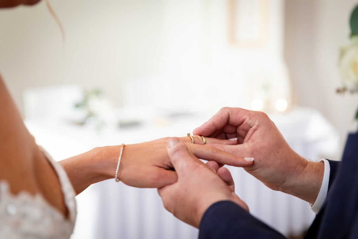 ringen omdoen tijdens trouwceremonie
