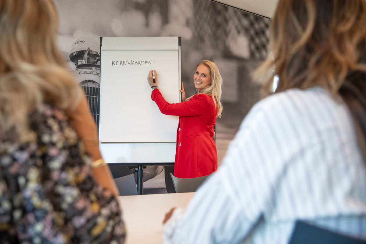 Bedrijfsfotografie van een vrouw tijdens een presentatie