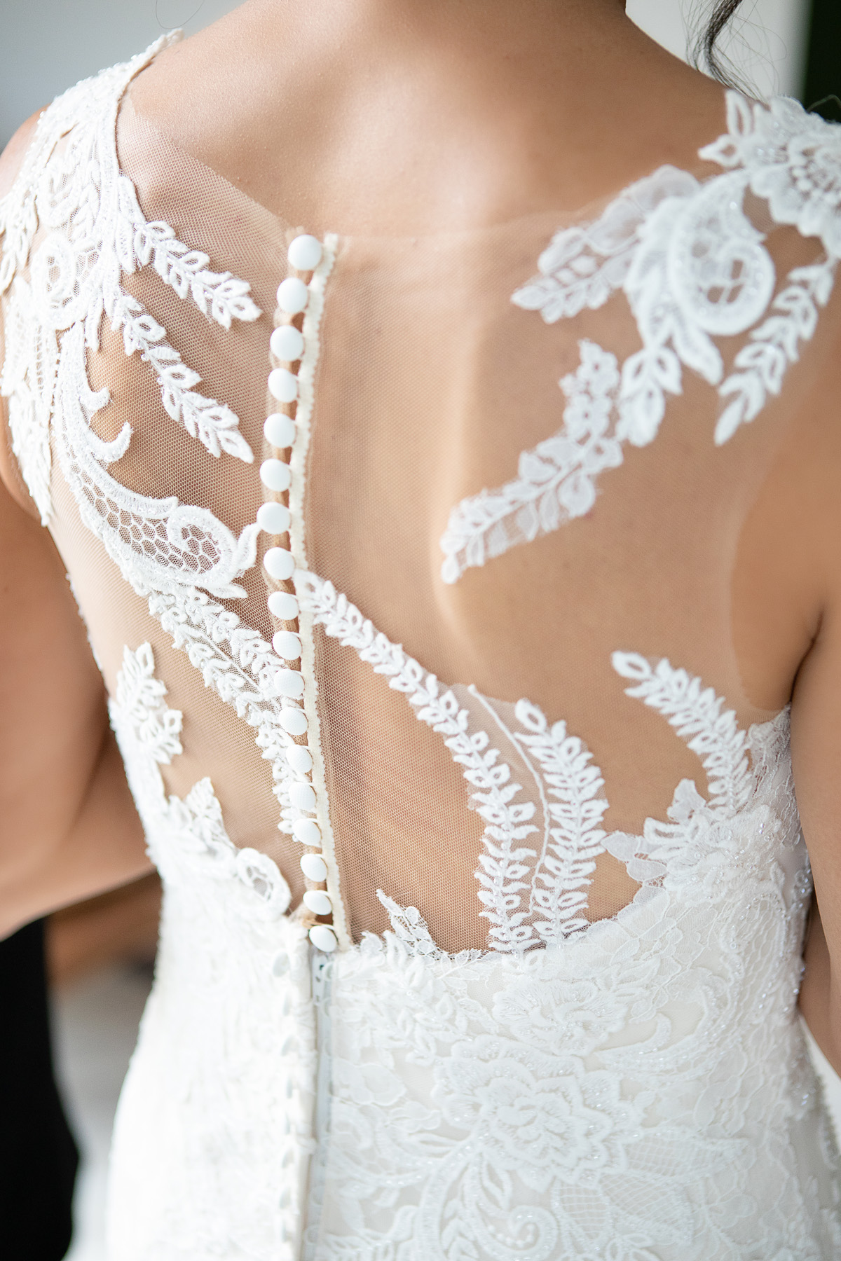 Detail van kant en parels op de trouwjurk